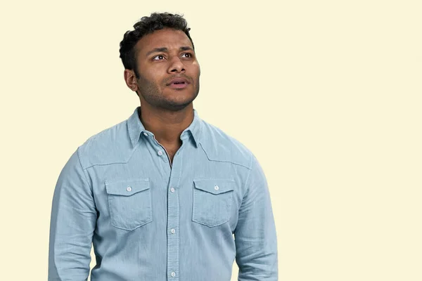 Düşünceli Genç Bir Hintli Adamın Portresi Yukarı Bakıyor Yeni Fırsatlar — Stok fotoğraf