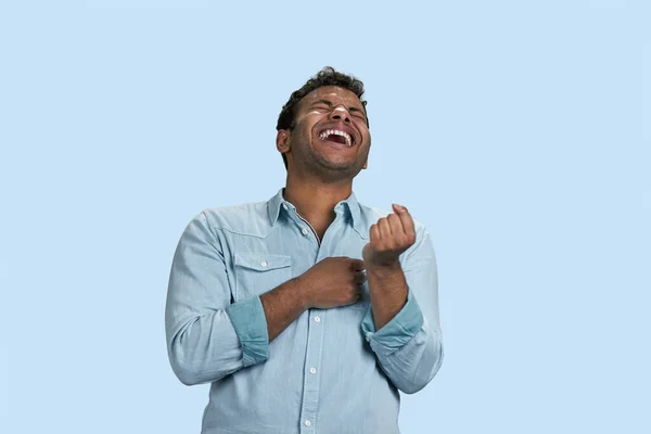 Jonge Arabische Man Lacht Hardop Geïsoleerd Pastelblauwe Achtergrond — Stockfoto