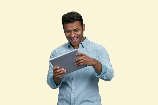Joven Hombre Indio Sonriente Jugando Videojuego Tableta Aislado Sobre Blanco — Foto de Stock