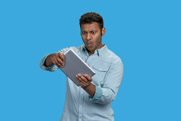 Emocionado Joven Hombre Del Sur Asia Jugando Videojuego Tableta Aislado — Foto de Stock