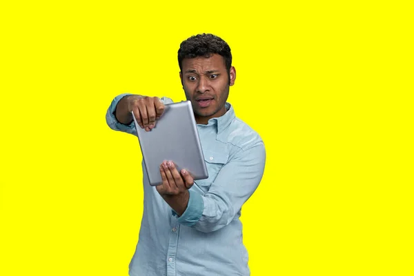 Aufgeregt Ausdrucksstarker Junger Indischer Mann Beim Rassenspiel Auf Dem Tablet — Stockfoto