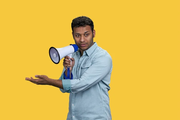 Junger Indischer Mann Spricht Megafon Und Zeigt Etwas Mit Der — Stockfoto
