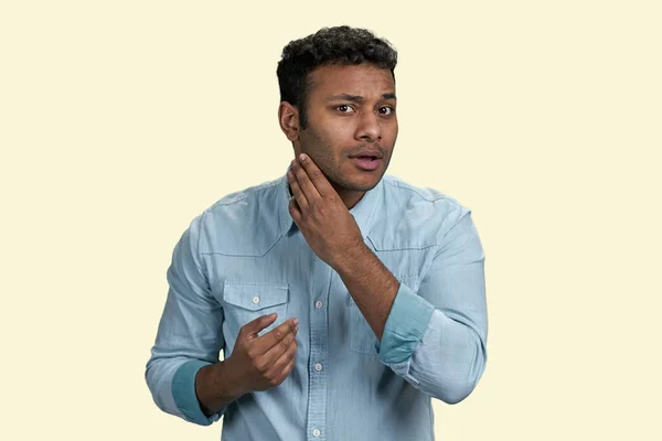 Junger Brauner Indischer Mann Berührt Sein Gesicht Vereinzelt Auf Pastellgelbem — Stockfoto