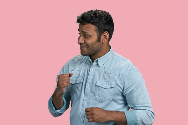 Glücklicher Indischer Mann Blauem Hemd Der Auf Rosa Hintergrund Tanzt — Stockfoto