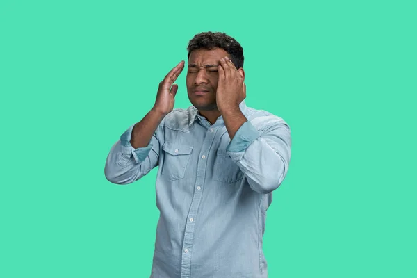 Jonge Indiaanse Man Met Hoofdpijn Migraine Geïsoleerd Groene Achtergrond — Stockfoto