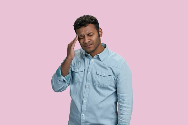 Een Gestresste Indiaan Met Hoofdpijn Migraine Geïsoleerd Roze — Stockfoto