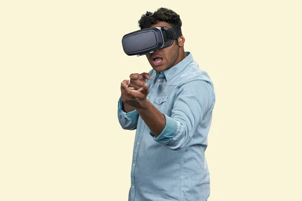 Hnědý Muž Sluchátkách Střílí Neviditelné Zbraně Zkušenosti Virtuální Realita Střelec — Stock fotografie
