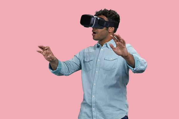 Nadšený Indián Vyzařuje Virtuální Realitu Hnědý Jižanský Chlap Izolované Růžovém — Stock fotografie