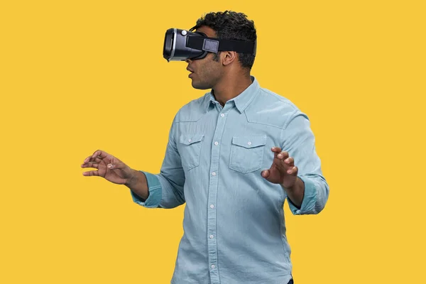 Nadšený Indián Sluchátkách Žlutém Pozadí Expreiating Virtual Reality — Stock fotografie
