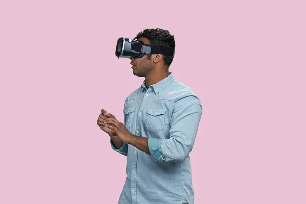 Mladý Hnědý Jižanský Muž Sluchátkách Expreriuji Virtuální Realitu Izolováno Růžové — Stock fotografie