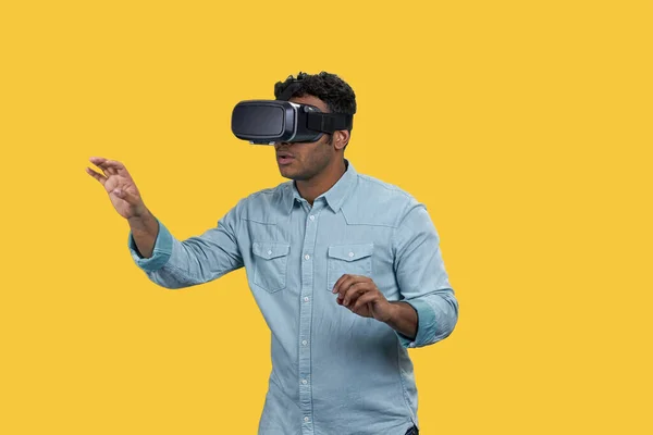 Šťastný Indián Zkoumá Simulaci Virtuální Reality Sluchátek Izolováno Žlutém Pozadí — Stock fotografie