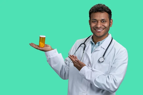 Retrato Médico Indio Varón Sosteniendo Una Botella Medicina Naranja Aislado —  Fotos de Stock