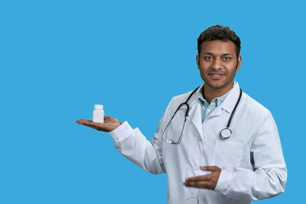 Портрет Индийского Врача Бутылкой Белого Лекарства Изолированный Ярком Голубом Фоне — стоковое фото