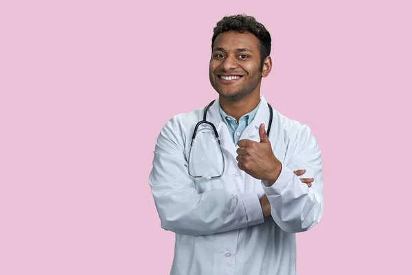 Arckép Indiai Férfi Orvosról Sztetoszkóppal Hüvelykujját Felfelé Mutatva Rózsaszín Alapon — Stock Fotó
