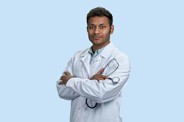Улыбающийся Индийский Врач Медицинском Пальто Стетоскопе Уверенный Себе Врач Хирург — стоковое фото