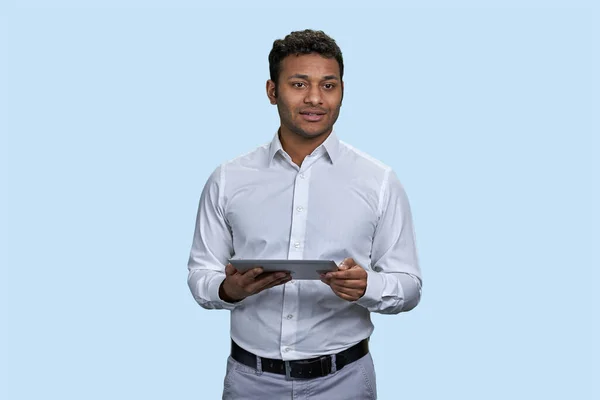 Jovem Homem Indiano Sudeste Usando Computador Tablet Isolado Fundo Azul — Fotografia de Stock