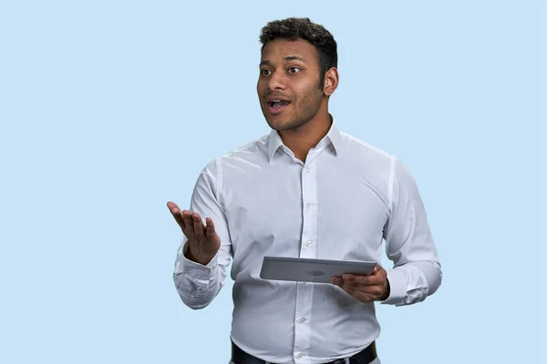 Toespraak Van Een Jonge Zuid Oost Indische Man Met Tablet — Stockfoto