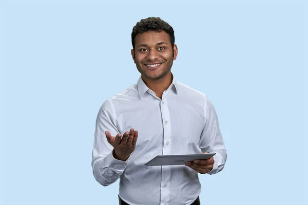 Porträtt Glad Ung Indian Man Med Tablett Dator Sydöstra Affärsman — Stockfoto