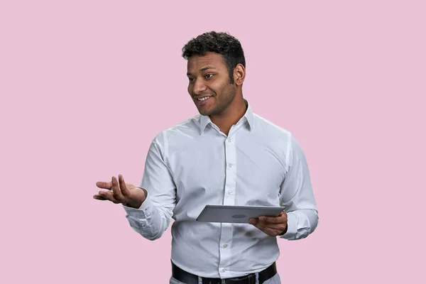 Retrato Jovem Empresário Indiano Com Tablet Isolado Sobre Fundo Rosa — Fotografia de Stock