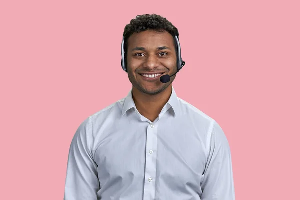 Πορτρέτο Του Χαμογελαστού Νεαρού Ινδού Ακουστικά Επιχείρηση Την Εξυπηρέτηση Πελατών — Φωτογραφία Αρχείου