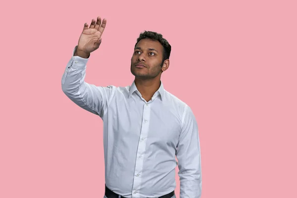 Braune Indische Geschäftsmann Berühren Fantasie Virtuellen Bildschirm Vereinzelt Auf Rosa — Stockfoto