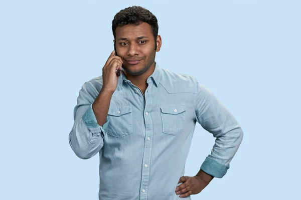 Junger Fröhlicher Arabischer Oder Indischer Mann Telefoniert Vereinzelt Auf Pastellfarbenem — Stockfoto