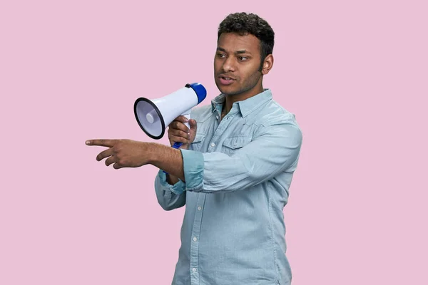Een Jonge Zuid Aziatische Man Die Megafoon Spreekt Ergens Naar — Stockfoto