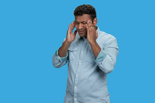 Jonge Indiaanse Man Die Zijn Hoofd Aanraakt Door Hoofdpijn Migraine — Stockfoto
