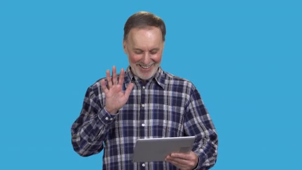 Szczęśliwy Dojrzały Mężczyzna Machający Ręką Kogoś Sieci Odizolowany Żywym Błękicie — Wideo stockowe