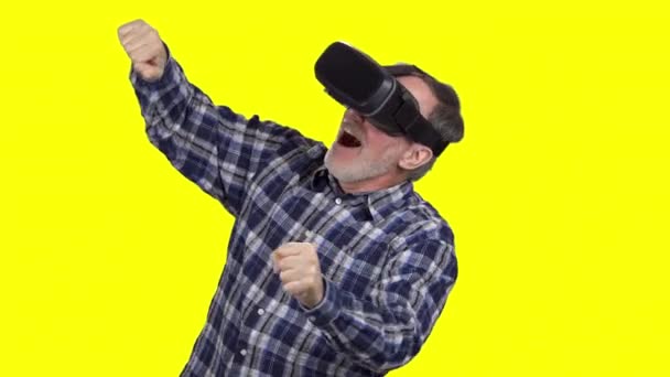 Starší Muž Řídí Virtuální Imaginární Volant Izolováno Žlutém Pozadí — Stock video