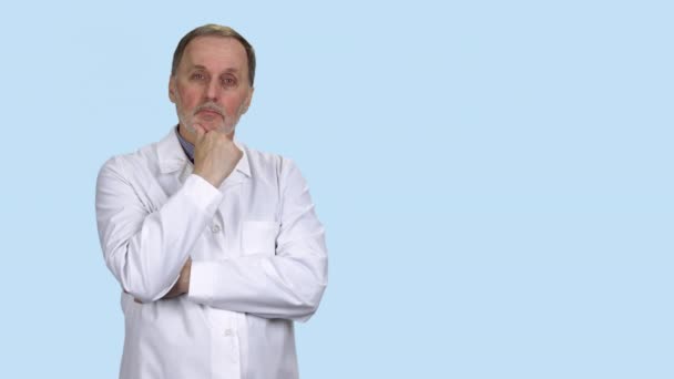 Důkladný Věk Aby Lékař Bílém Plášti Vážný Lékař Modrém Pozadí — Stock video