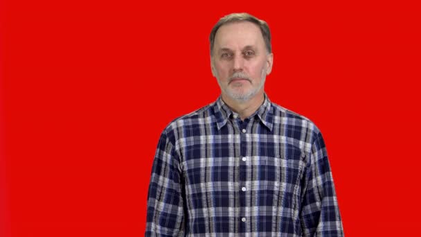 Porträt Eines Gutaussehenden Ernsten Mannes Zeigt Ablehnende Geste Mit Verschränkten — Stockvideo