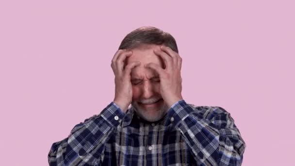 Ritratto Disperato Uomo Anziano Stressato Tiene Testa Con Entrambe Mani — Video Stock