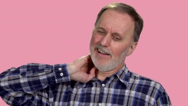 Starší Běloch Bolesti Krku Izolované Růžovém Pozadí — Stock video