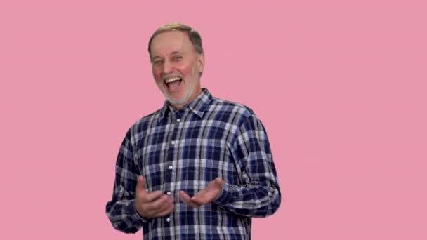 Ηλικιωμένος Ηλικιωμένος Άντρας Γελάει Δυνατά Απομονωμένα Ροζ — Αρχείο Βίντεο