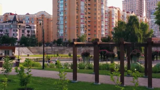 Bâtiments Résidentiels Avec Aire Jeux Pour Enfants Arbres Verts Été — Video