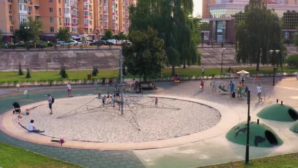Kiev Ukraina 2020 Rund Sandlåda Lekplats Med Klätterrep För Barn — Stockvideo