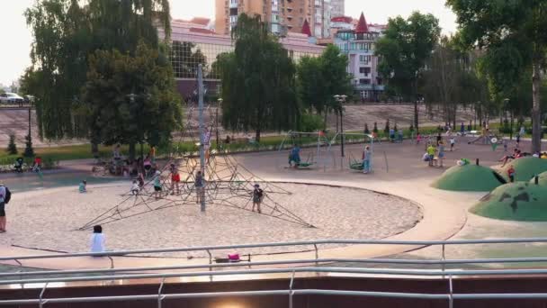 Kiev Ukraina 2020 Små Barn Som Har Roligt Lekplatsen Med — Stockvideo