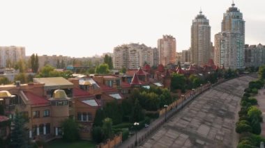 Toprak döşeme ve konut binalarının havadan görünüşü. Kırmızı çatılı evler.