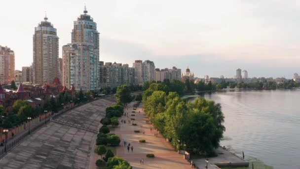 Şehir Nehir Setinin Hava Aracı Görüntüsü Yürüyen Insanlarla Dolu Şehir — Stok video