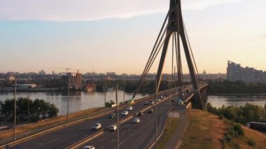 Kyiv, Ukrayna - 29.07.2020: Araba trafiği olan büyük bir köprünün havadan görünüşü. Akşam gökyüzü arkaplanı.