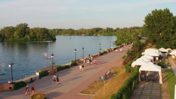 Flodlandskap Med Sommar Stad Kaj Vall Promenader Gatan — Stockvideo