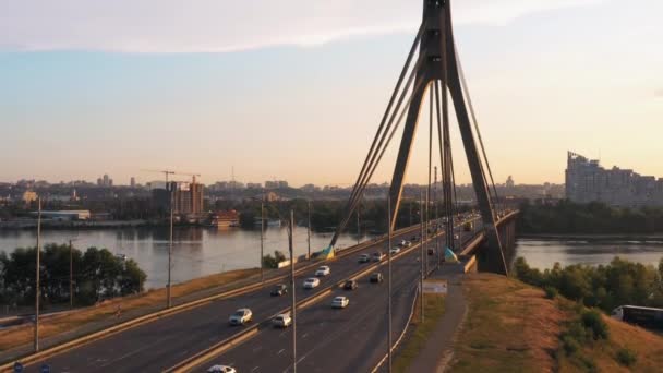 乌克兰基辅 2020年7月29日 一座巨大的汽车桥的空中景观 夜空背景 — 图库视频影像