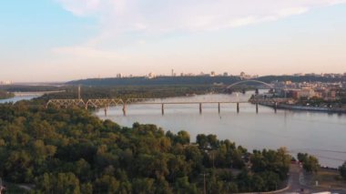 Köprüsü ve ağaçları olan şehir manzarası. Sabah nehir manzarası.