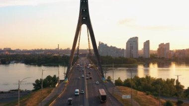 Kyiv, Ukrayna - 29.07.2020: Ilımlı araba trafiğine sahip nehir köprüsünün havadan bakışı. Akşam gün batımı gökyüzü.