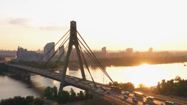 適度な車の交通とキエフ川の橋と都市の風景 夕日には水面に映る — ストック動画