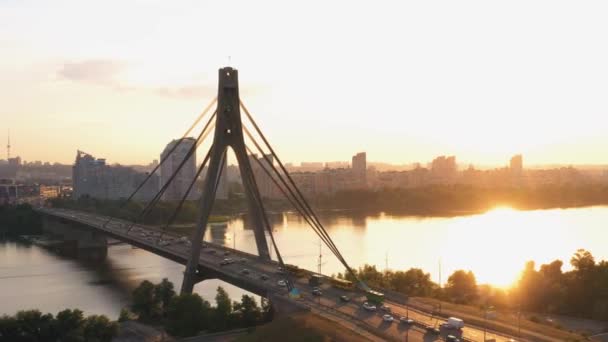 河桥空中景观 车流量适中 移动速度快 黄昏的天空 — 图库视频影像