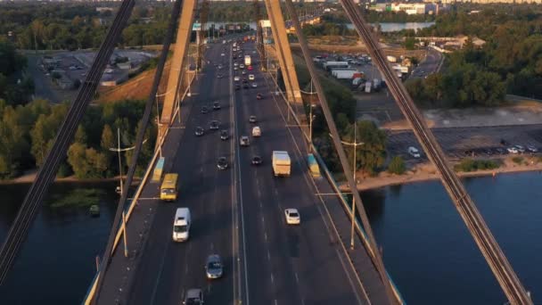 Uitzicht Vanaf Drone Vliegen Langs Stadsbrug Met Matig Autoverkeer Avond — Stockvideo