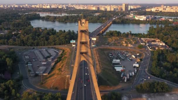 城市桥顶部的景观与适度的汽车流量 城市景观与河流 — 图库视频影像