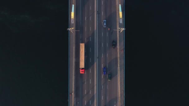Вид Сверху Речной Мост Умеренным Автомобильным Движением Вид Сверху Воздуха — стоковое видео